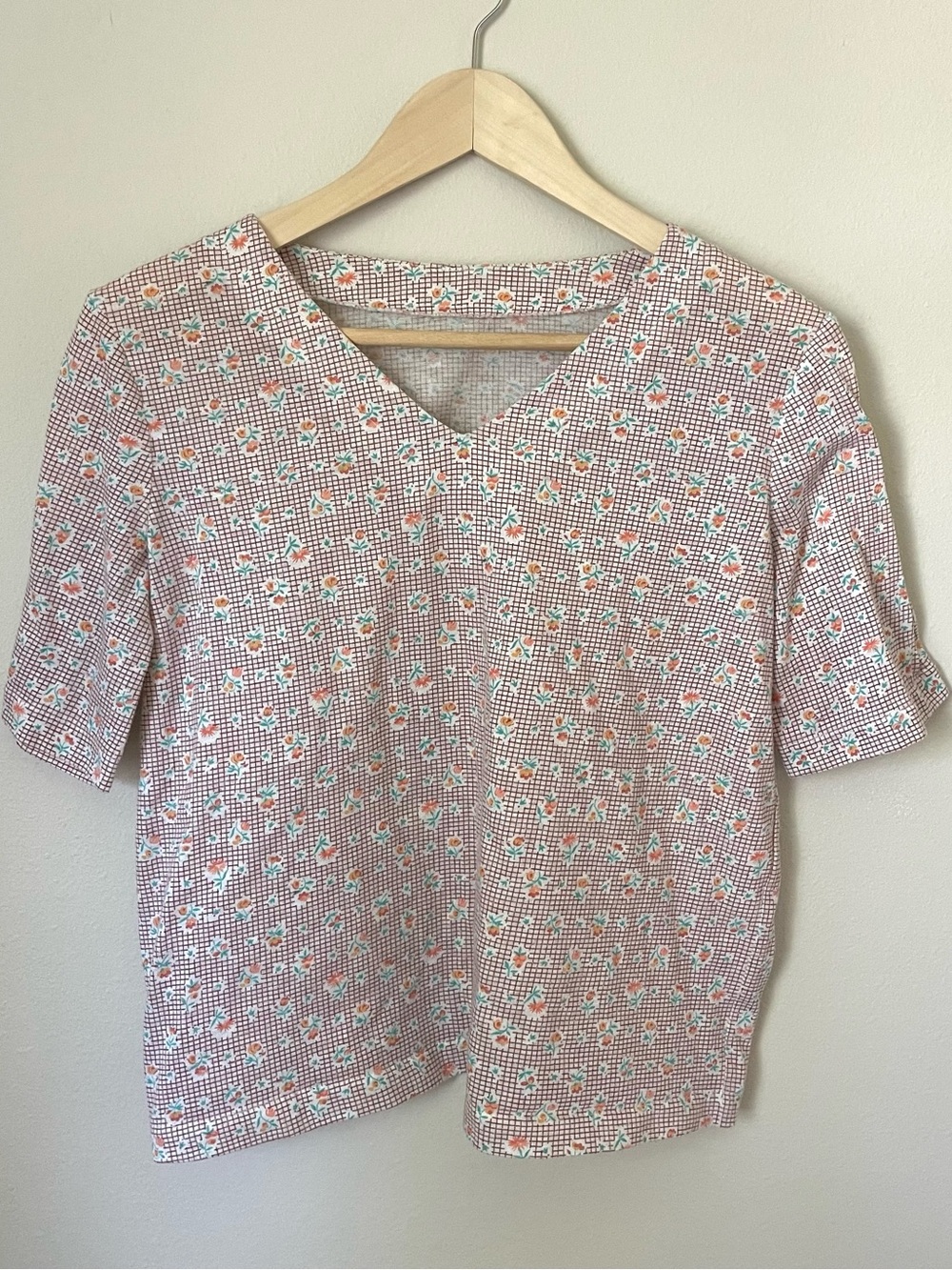 Floral V-Neck Tee Red Grid Print Top – Estimated Size Medium